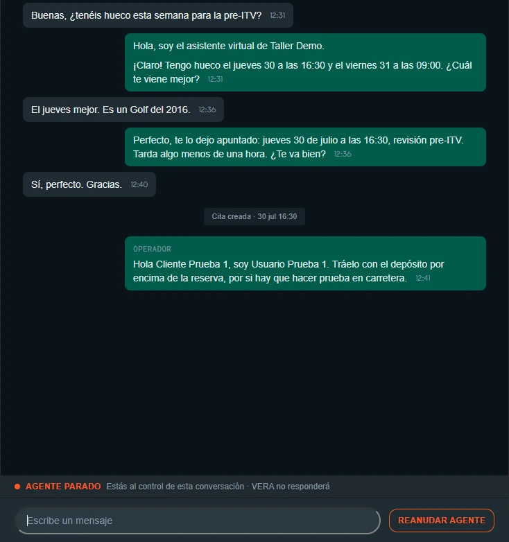 Pie de una conversación en el panel: aviso de que el bot está apagado en ese hilo, campo de respuesta manual activo y botón para devolver la conversación al agente.