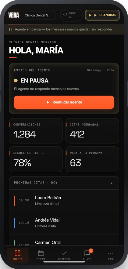 El panel en el móvil con el agente en pausa: aviso de que los mensajes nuevos quedan sin responder y un botón para reanudarlo.